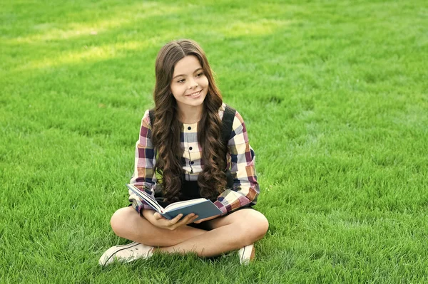 Χαρούμενο Κορίτσι Έφηβος Κάθονται Στο Γρασίδι Διαβάζοντας Βιβλίο — Φωτογραφία Αρχείου