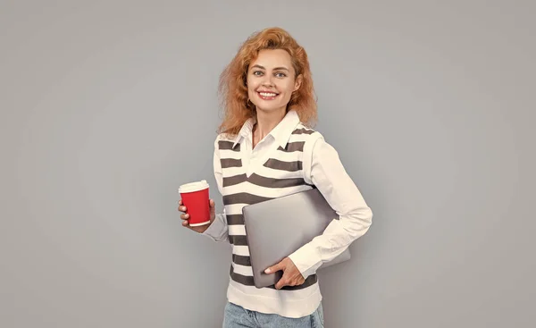 Positieve Freelance Vrouw Met Koffie Geïsoleerd Grijze Achtergrond Freelance Vrouw — Stockfoto