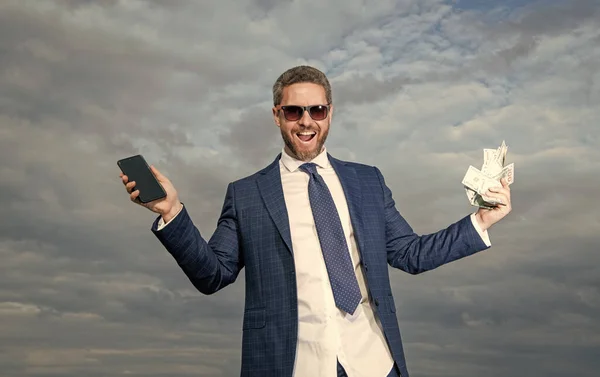 Счастливый Букмекерский Человек Деньгами Заоблачном Фоне Букмекер Деньгами Открытом Воздухе — стоковое фото