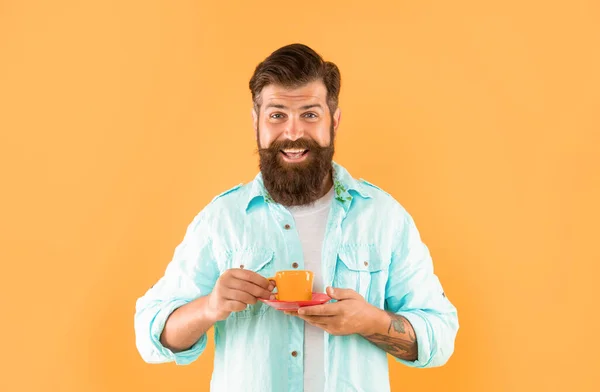 Fröhlicher Bärtiger Mann Trinkt Morgenkaffee Auf Gelbem Hintergrund Espresso — Stockfoto