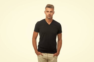 Yetişkin beyaz adam stüdyoda. Olgun, beyaz bir adam. Sakallı, olgun, beyaz bir adamın fotoğrafı. Beyaz tenli, olgun, beyaz adam..