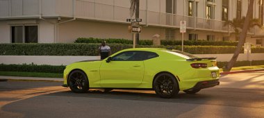 Palm Beach, Florida ABD - 22 Mart 2021 Palm Beach 'teki Chevrolet Camaro otomobili.