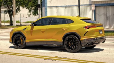 Miami Beach, Florida ABD - 15 Nisan 2019 Sarı Giallo Auge Lamborghini Urus, yan görüş.