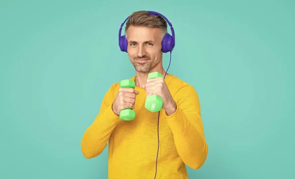 Χαρούμενα Fitness Man Στη Μουσική Ακουστικά Στο Παρασκήνιο Φωτογραφία Του — Φωτογραφία Αρχείου