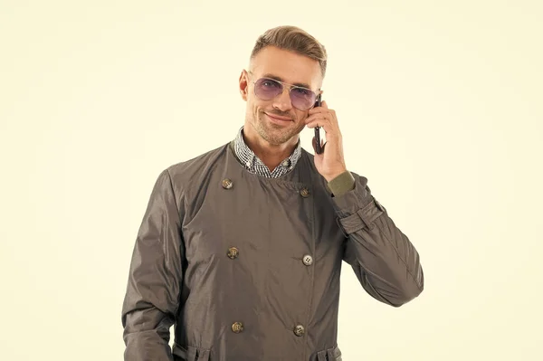 Счастливый Улыбающийся Бизнесмен Бизнесмен Менеджер Разговаривает Мобильному Телефону Формальной Пальто — стоковое фото