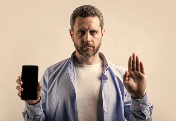 Hombre Mostrando Aplicación Teléfono Detener Gesto Foto Del Hombre Mostrando — Foto de Stock