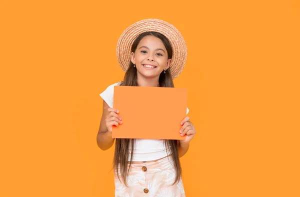 Menina Adolescente Sorriso Com Espaço Cópia Papel Laranja Fundo Amarelo — Fotografia de Stock