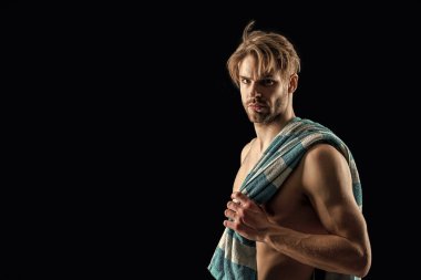 Üstsüz, kaslı, havluyla fotokopi çeken adam. Gömleksiz bir adamın kaslı kasları olduğu fotoğraf. Siyah arka planda havlusu olan kaslı üstsüz bir adam. Gövdesi kaslı, üstsüz bir adam.