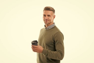 Kahve molasındaki mutlu adam beyazla izole edilmiş. Stüdyoda kahve molası veren adam. Kahve molasındaki adam arka planda. Kahve molasındaki adamın fotoğrafı..