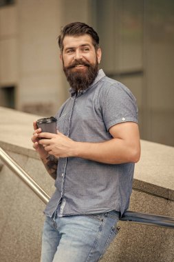 Kahve molasında neşeli, olgun bir adam. Sokakta kahve molasında olgun bir adam. Kahve molasında olgun bir adamın fotoğrafı. Kahve molası veren olgun bir adam..