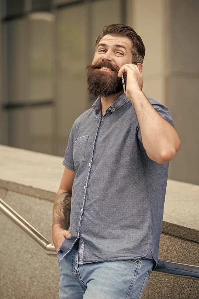 Smiling Man Speak Smartphone Street Photo Man Speak Smartphone Man — Foto de Stock