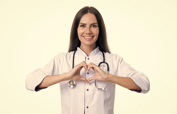 Ευτυχισμένη Καρδιολόγος Γυναίκα Γιατρός Στηθοσκόπιο Δείχνουν Καρδιά Γυναίκα Καρδιολόγος Απομονωμένη — Φωτογραφία Αρχείου