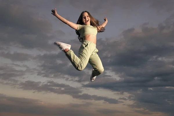 Felice Giovanissima Ragazza Jumping Alto Cielo Sfondo — Foto Stock