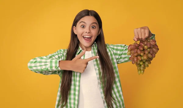 Glückliches Kind Mit Trauben Auf Gelbem Hintergrund Zeigefinger Ernährung — Stockfoto