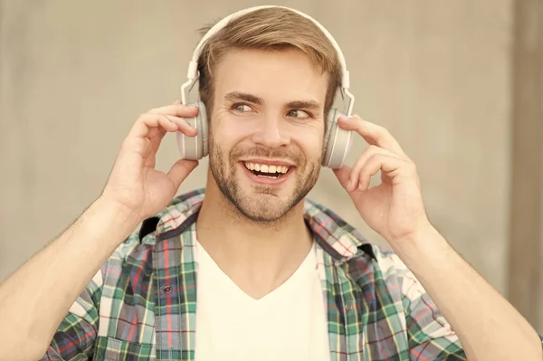 Man Listening Music Handsome Man Listening Music Wearing Checkered Shirt — Stock Photo, Image