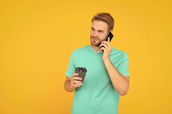 Hombre Camisa Hablando Teléfono Inteligente Con Café Mañana Sobre Fondo — Foto de Stock