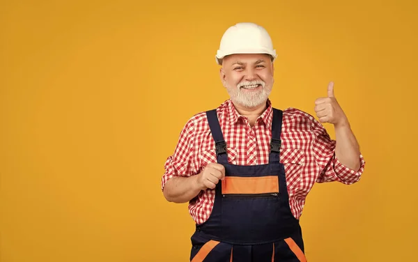 Fröhliche Alte Mann Bauarbeiter Helm Auf Gelbem Hintergrund — Stockfoto