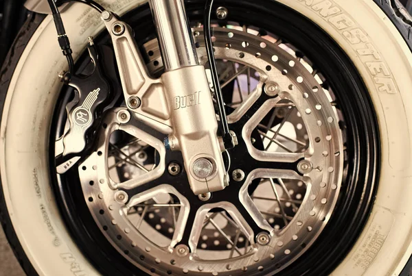乌克兰基辅 2014年9月13日 定制自行车车轮和橡胶轮胎的特写 — 图库照片