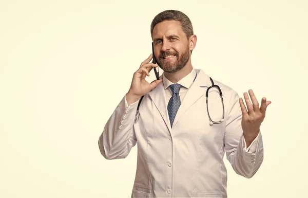 Feliz Doctor Hablando Por Teléfono Móvil Médico Móvil Aislado Blanco — Foto de Stock