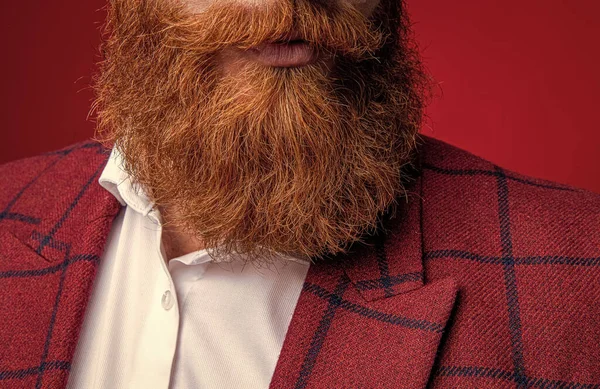 Brodaty Mężczyzna Wąsami Odizolowany Czerwono Brodaty Mężczyzna Wąsami Studiu Przycięty — Zdjęcie stockowe