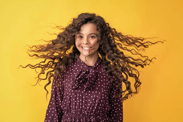 Lächelndes Mädchen Mit Langen Brünetten Lockigen Haaren Auf Gelbem Hintergrund — Stockfoto