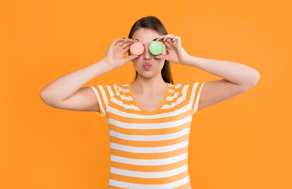 Divertida Chica Joven Con Macaron Sobre Fondo Amarillo —  Fotos de Stock