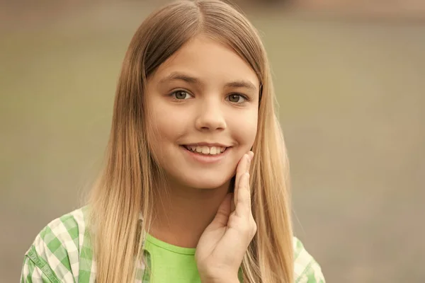 Portret Szczęśliwej Nastolatki Uśmiechniętą Twarzą Trzymającej Się Rękę Policzku Rozmyty — Zdjęcie stockowe