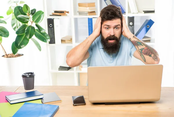 Chockad Affärsman Kramar Huvudet Stirrar Laptop Kontoret Skrivbord Chock — Stockfoto