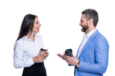 Stüdyodaki kahve molasında mutlu iş arkadaşları. Kahve molasındaki iş arkadaşlarım. Kahve molasında iş arkadaşlarının fotoğrafı. Kahve molasındaki iş arkadaşları beyazla izole edilmiş..