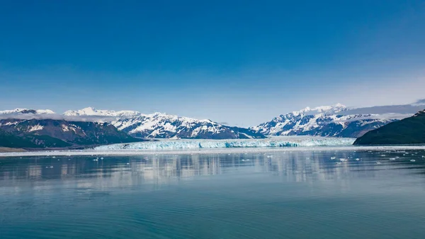 氷河の湾の自然の良い眺め 雪の山のピーク自然の風景や風景です 青い空の自然の下で山の氷河の洞窟や海の氷 米国アラスカ州のハバード氷河の性質 — ストック写真