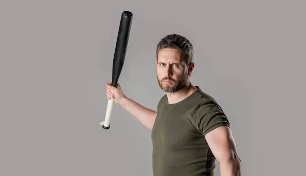 照片上是一个好斗的人 具有侵略威胁的人 男人在灰色背景下与蝙蝠隔离 表现出攻击性 演播室里拿着球棒的人的侵略性 — 图库照片