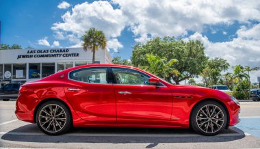 Miami, Florida ABD - 25 Mart 2023: kırmızı 2016 Maserati Ghibli S Q4 park halindeki araç, yan görüş.