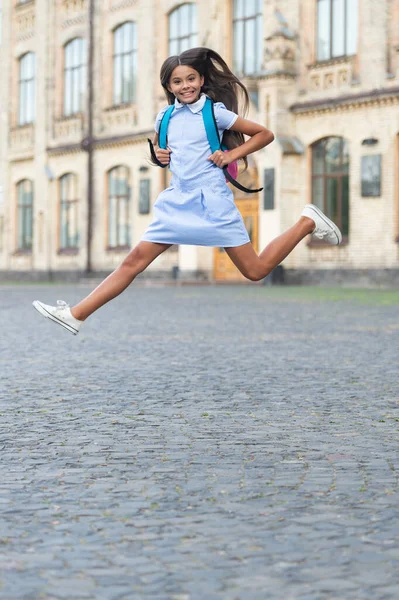 Feliz Saltando Menina Escola Com Mochila Saltando Menina Escola Livre — Fotografia de Stock