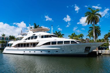 Denizde büyük bir teknede yaz tatilinin tadını çıkarıyorum. Bir sürat teknesiyle yaz tatili. Hız teknesinde yaz tatili konsepti. Lüks bir yatta yaz tatili..