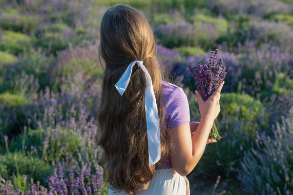Porträt Eines Teenie Mädchens Der Lavendelprovence Schöne Junge Mädchen Einer — Stockfoto