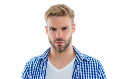 Beyazların üzerinde izole edilmiş genç bir adamın portresi. Arka plandaki genç adam. Stüdyodaki genç adam. Kareli gömlek giyen genç adamın fotoğrafı..
