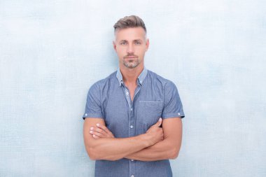 Kafkasyalı olgun bir adamın el ele tutuşmuş fotoğrafı. Kafkasyalı olgun bir adam Griler 'de izole edilmiş. Stüdyoda beyaz, olgun bir adam var. Kafkas kökenli olgun bir adam..