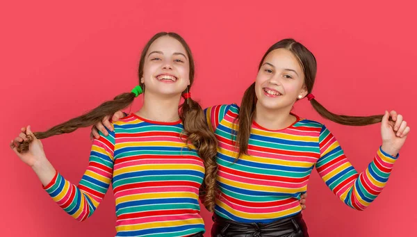 Glücklich Teenager Mädchen Umarmen Auf Rosa Hintergrund — Stockfoto