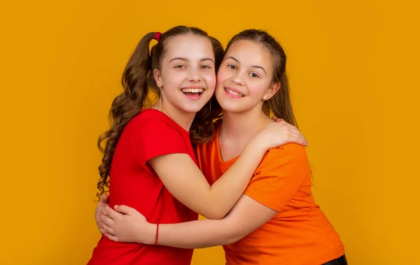 Crianças Felizes Abraçando Fundo Amarelo Amizade — Fotografia de Stock