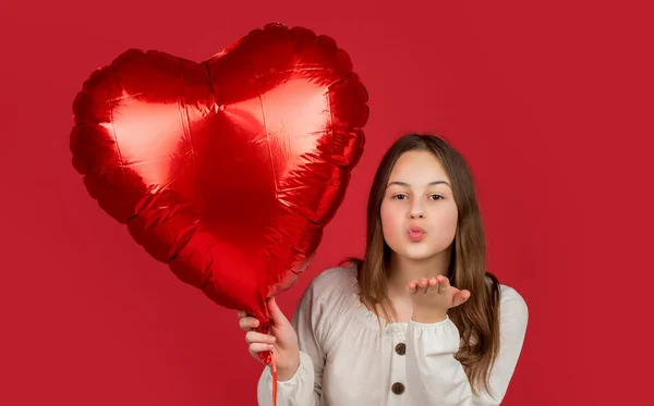 Ребенок Удар Поцелуи Провести Любовь Сердце Воздушный Шар Красном Фоне — стоковое фото