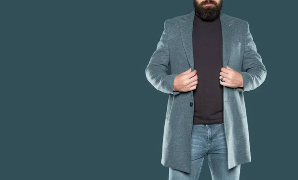 Bebaarde Volwassen Man Dragen Casual Grijze Achtergrond Mannelijke Mode — Stockfoto