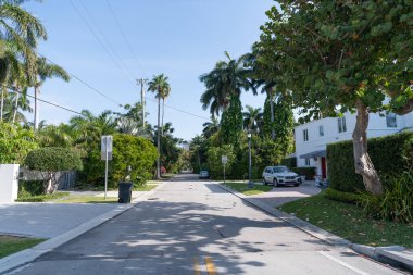 Miami, Florida ABD - 15 Nisan 2021: stree ya da karayolu.