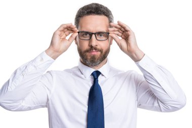 Stüdyoda insan portresi var. Dostum, arka plandaki göz takılarına bak. Gözlüklü bir adamın fotoğrafı. Gözlerinin içine bak, bembeyaz..