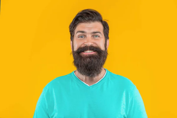 Портрет Взволнованного Бородатого Человека Портрет Бородатого Человека Изолированного Желтом Портрет — стоковое фото