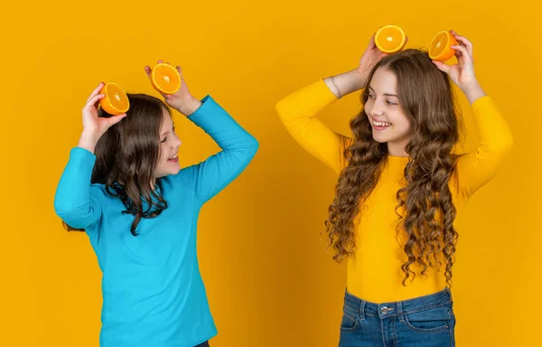 Lächelnde Teenager Kinder Halten Orangefarbene Früchte Auf Gelbem Hintergrund — Stockfoto