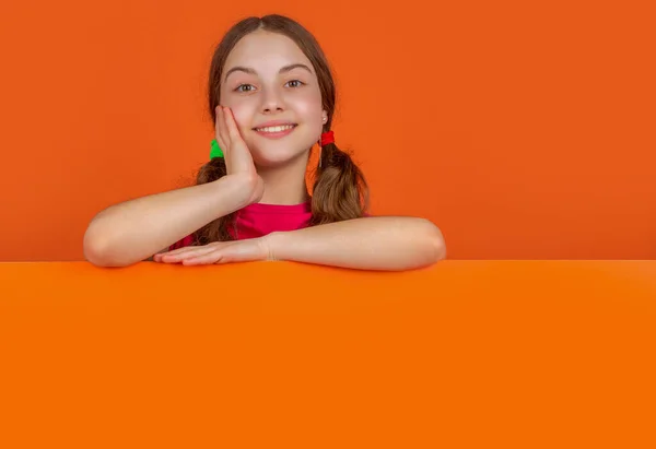 Blij Kind Achter Blanco Oranje Papier Met Kopieerruimte Voor Reclame — Stockfoto