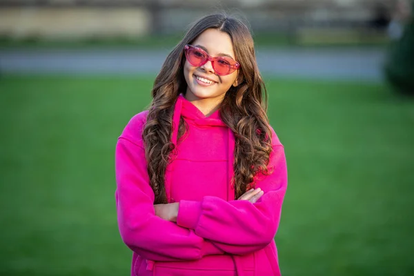 Positieve Mode Tiener Meisje Outdoor Mode Tienermeisje Buiten Mode Tiener — Stockfoto