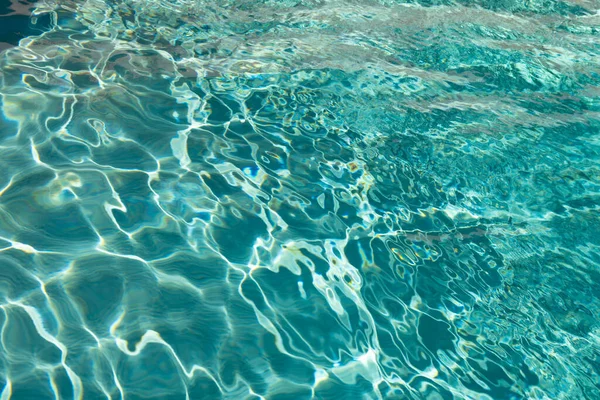 Defokussiert Türkisfarbener Pool Sommerlichen Hintergrund Mit Wellen Defokussiert Türkisfarbenen Wellenbad — Stockfoto