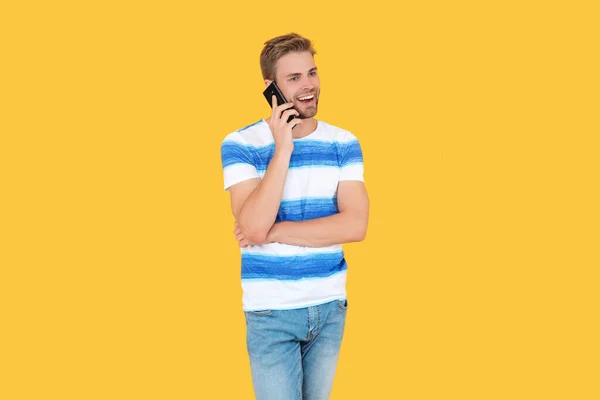 Homem Sorrindo Toma Chamada Fala Telefone Estúdio Homem Usa Seu — Fotografia de Stock