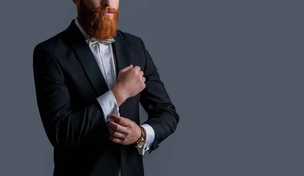 Бородатий Чоловік Формальному Одязі Тукседо Ізольований Сірому Фоні Обрізаний Вид — стокове фото